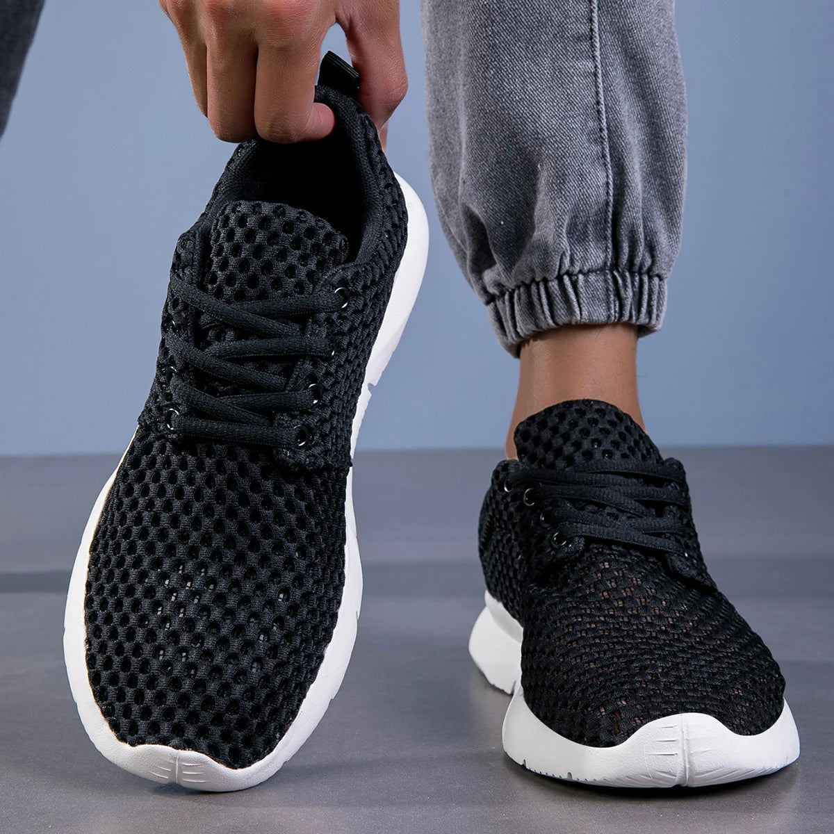 Nova Mesh Sneakers